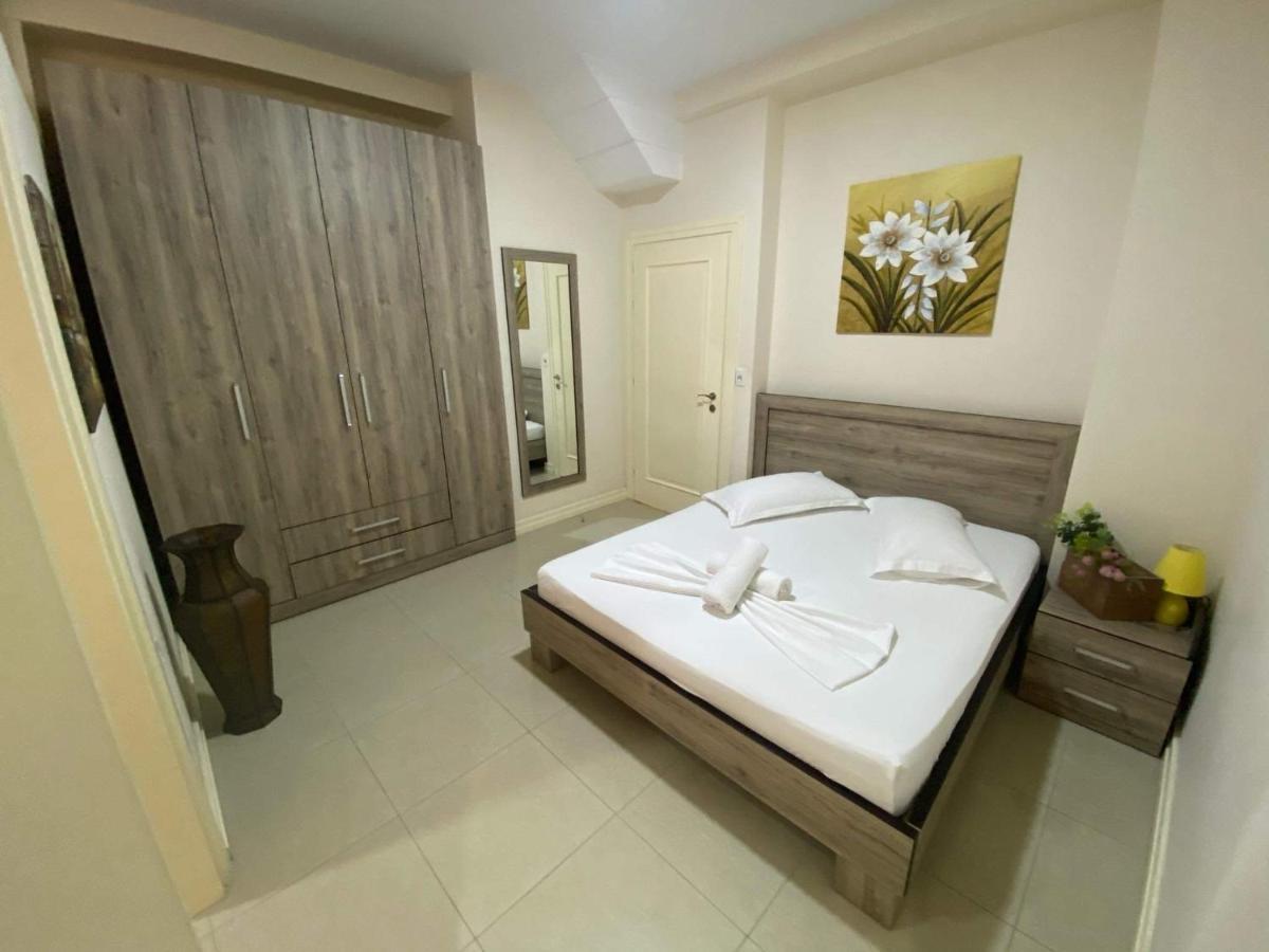 Apartamente Berti'S Garden Sarandë Exteriör bild
