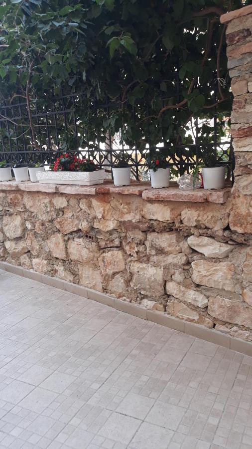 Apartamente Berti'S Garden Sarandë Exteriör bild