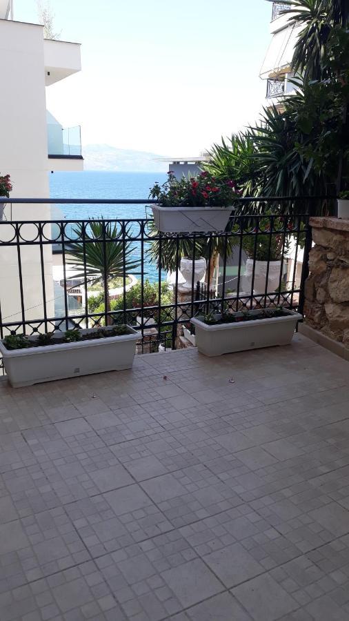 Apartamente Berti'S Garden Sarandë Exteriör bild