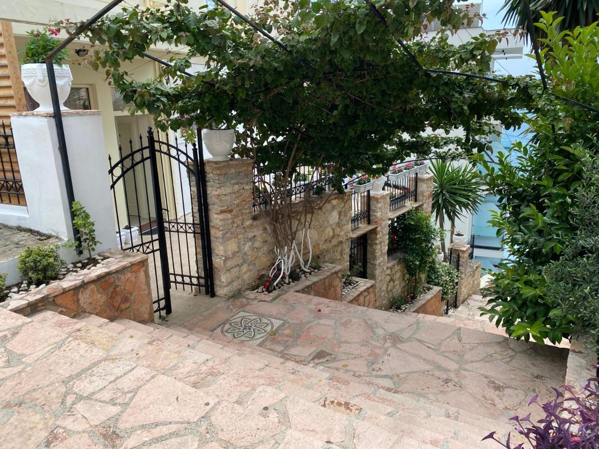 Apartamente Berti'S Garden Sarandë Exteriör bild