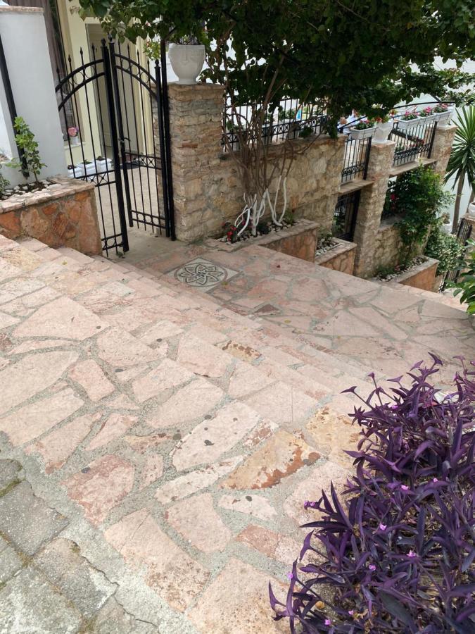 Apartamente Berti'S Garden Sarandë Exteriör bild