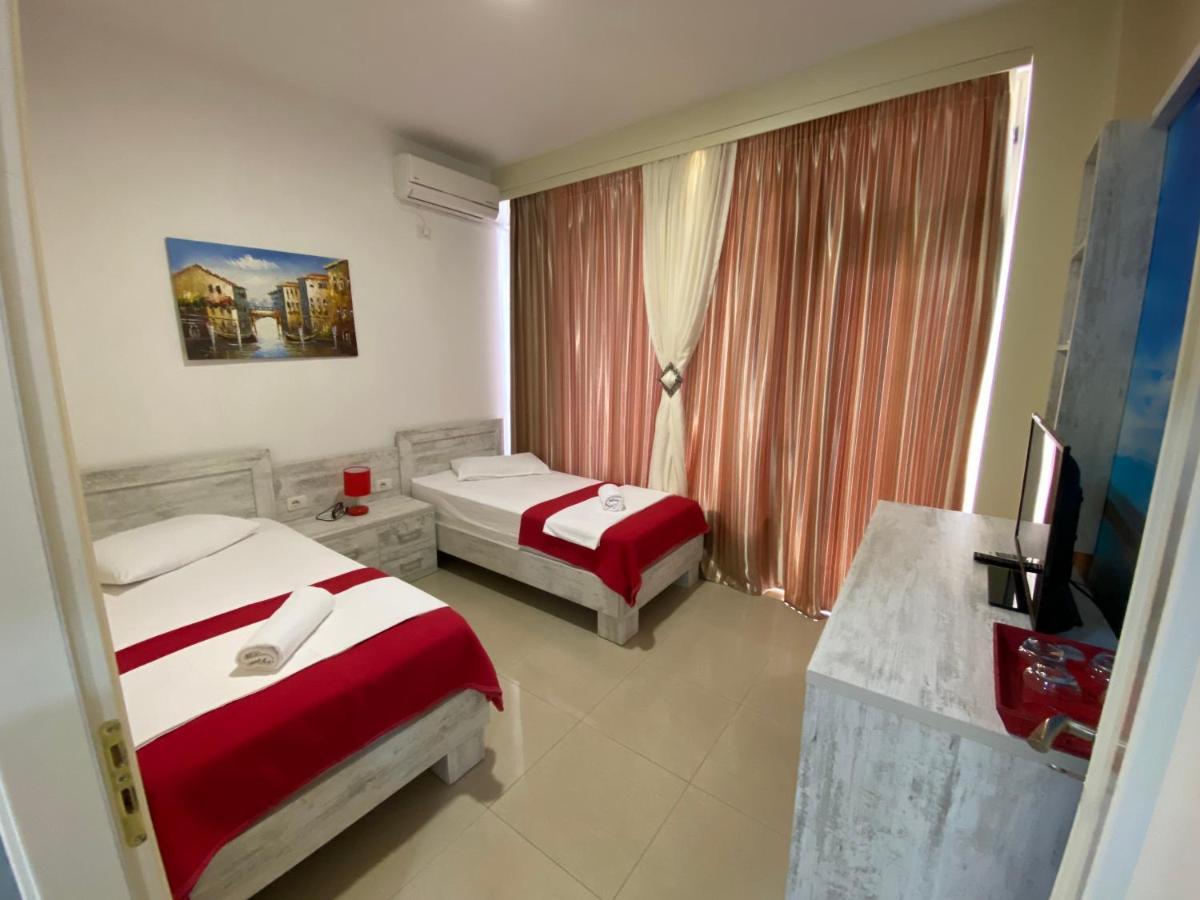 Apartamente Berti'S Garden Sarandë Exteriör bild