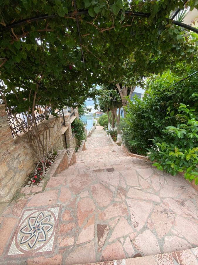 Apartamente Berti'S Garden Sarandë Exteriör bild